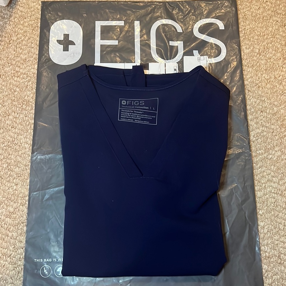 BRAND NEW, NEVER WORN: Figs Casma Three-Pocket Scrub Top, Navy, Size Large